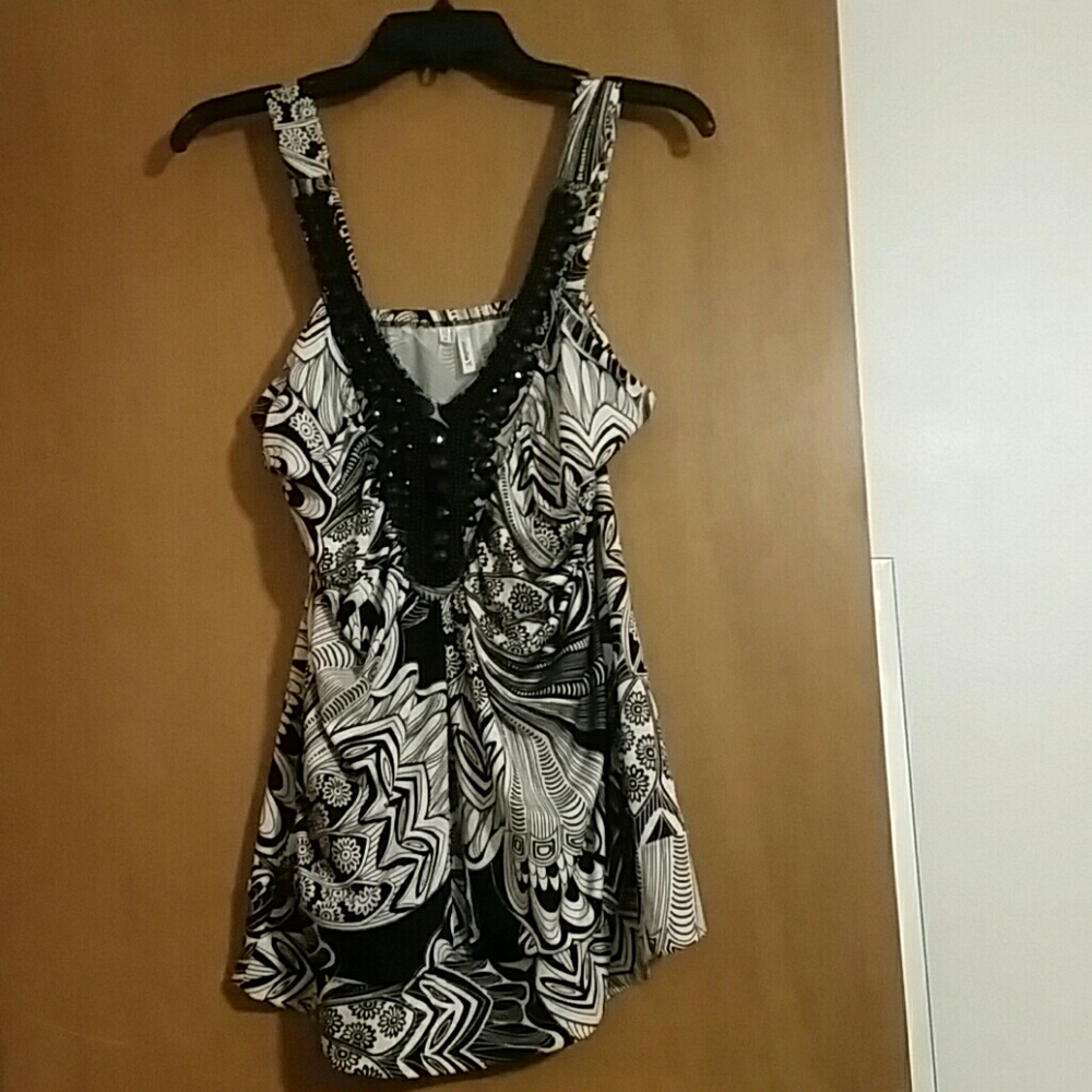 Studio Y Black & White Design  Sleeves Strap Top